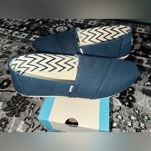 TOMS Majolica Blue Heritage Canvas size 9.5 used